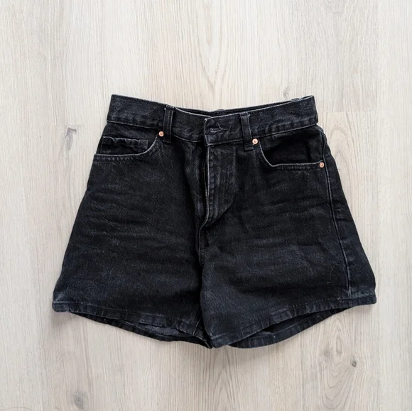 Mango Shorts - Picture 1 of 3